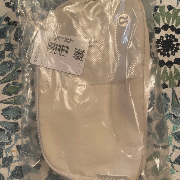 Lululemon Everywhere Belt Bag - White Opal - Picture 4 of 6